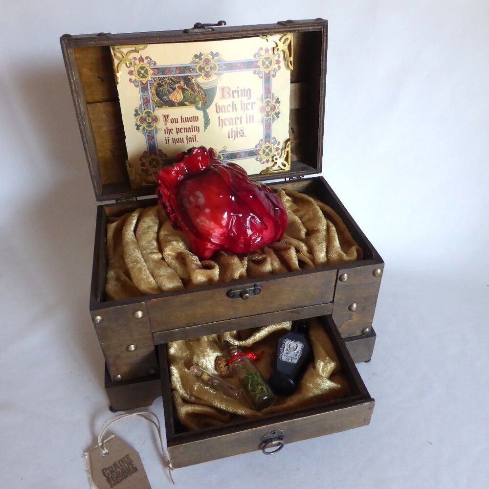 NEW SNOW WHITE HUNTSMAN BLOODY HEART WOOD CHEST HORROR PROP ODDITY